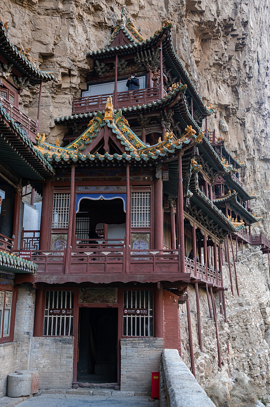 CGTNOfficial's tweet photo. The Hanging Temple in Datong City, north China's Shanxi Province, was built over 1,500 years ago, and suspended on the cliffs of Hengshan Mountain, about 50 meters above the ground. The Hanging Temple is a truly amazing feat of engineering and one of the world's forgotten wonders.

The whole temple has a wooden frame structure. Its position is well chosen, with rocks above blocking rainfall, and mountains on both sides blocking wind. It's also high enough to avoid damp and rot from flooding. #ChinaUpClose #ExploreShanxi