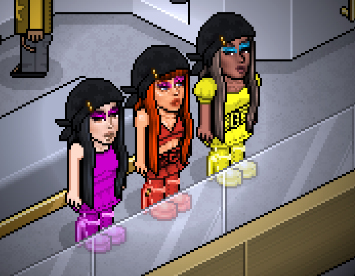 HabKoko's tweet photo. I love you but I've chosen VERSACE 🏆📸
#HFIxVERSACE https://t.co/BhQoWAxnON