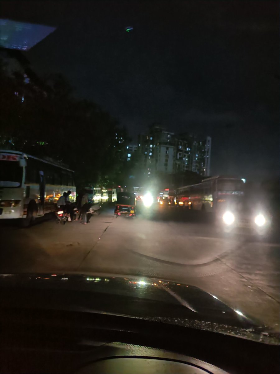 JethaniBharat's tweet photo. For the past three days it's darkness on the road from highway to Hari om nagar, Mulund East @HONAFE_APEX @stufflistings @thot_2_action @menon_mm @mybmcWardT @mybmc #lights #darkness https://t.co/So6sB2MN3k
