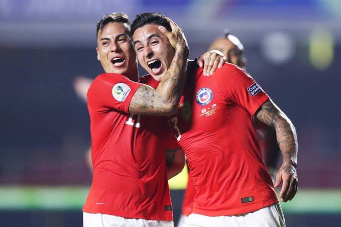 LucasTanaka's tweet photo. Vargas e Pulgar estiveram na Copa América com o Chile.

O atleta do Flamengo chegou ONTEM no RJ e já treinou hoje.

O nosso? Ah, o nosso chegaria hoje, mas teve o voo cancelado e só chega amanhã de manhã.

Pode parecer pouco, mas essas pequenas diferenças mostram muita coisa. https://t.co/heiRABAozj