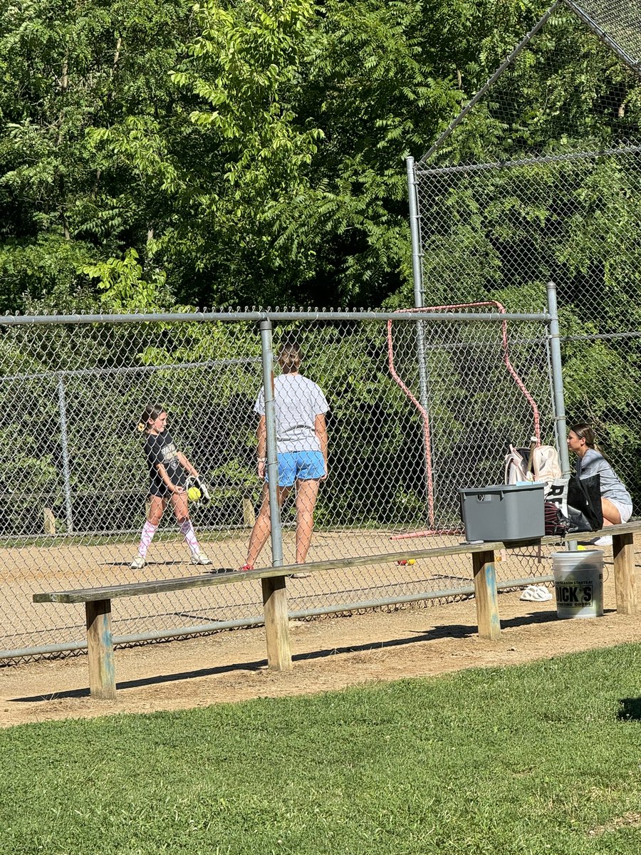 JW_412's tweet image. Nice having a built in catcher for our little who aspires to be a pitcher. Who better to work with than BVA and St Francis Univ’s own, @OliviaKolowitz #10U #pitchinglesson Thanks Bella for sweating it out while I watched from the air conditioning 😁 #SFU
