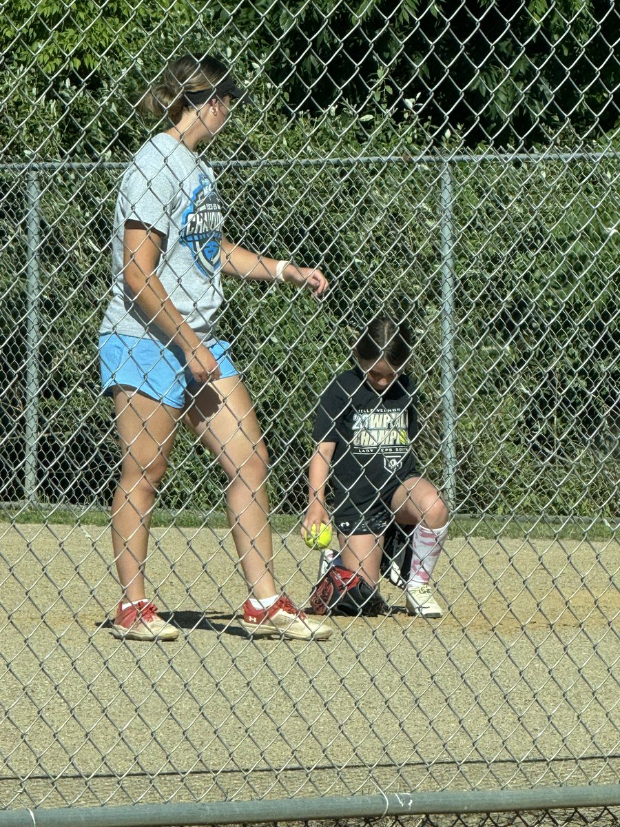 JW_412's tweet image. Nice having a built in catcher for our little who aspires to be a pitcher. Who better to work with than BVA and St Francis Univ’s own, @OliviaKolowitz #10U #pitchinglesson Thanks Bella for sweating it out while I watched from the air conditioning 😁 #SFU