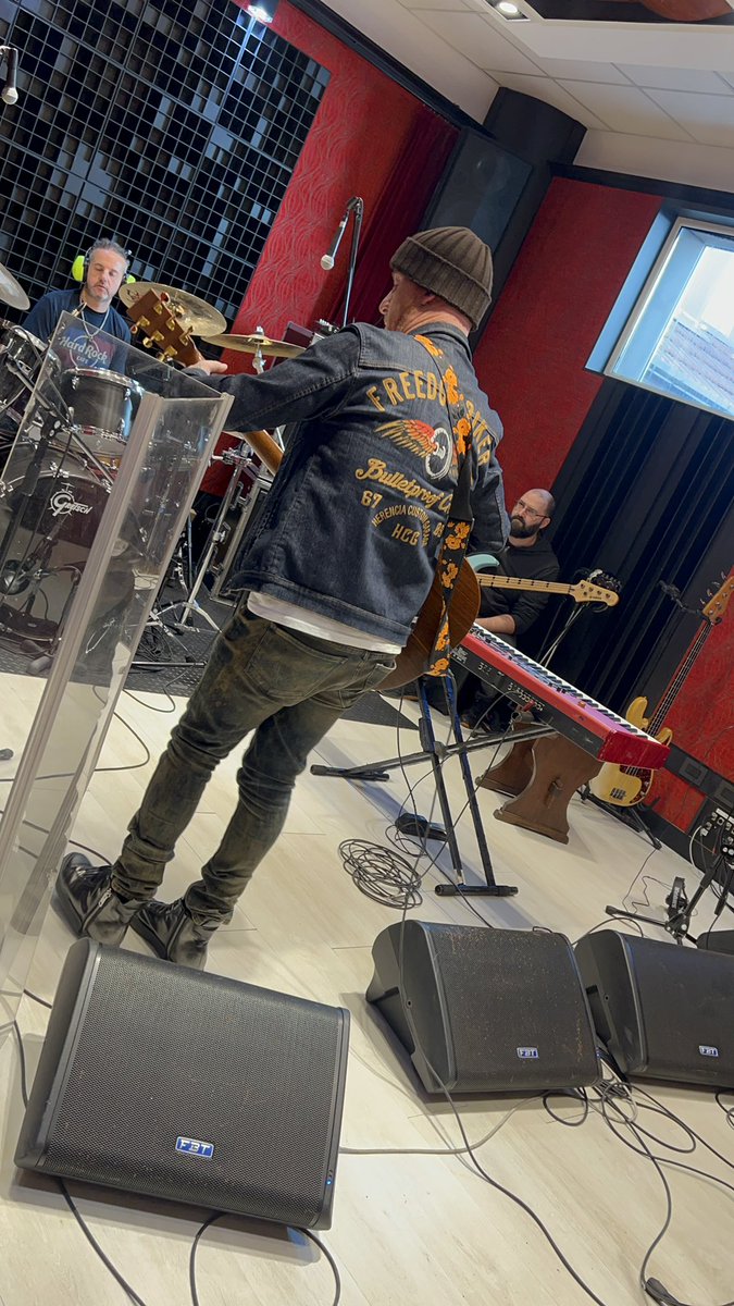 laberisorock's tweet photo. Ensayando para la gira!
Se viene Bahia Blanca, Mar del Plata y Teatro de Flores. Se vienen shows en donde van a sonar muchas canciones que hace tiempo no sonaban… https://t.co/7PSeeTpxMT