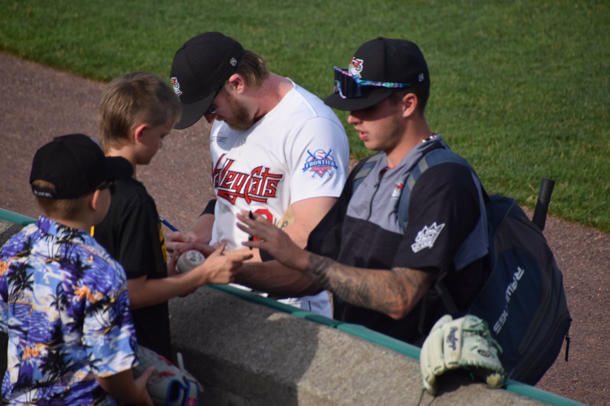 Ohana means family ❤️ Hawaiian Night is happening at “The Joe” now! 

#VamosGatos #Forthe518