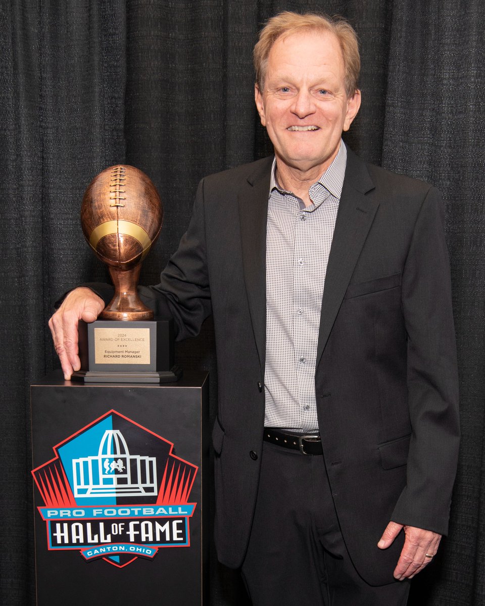 Las Vegas Raiders (@raiders) on Twitter photo The <a href="/ProFootballHOF/">Pro Football Hall of Fame</a> awarded former equipment manager from 1963-1994 Dick Romanski the Award of Excellence for those who are significant contributors to the game 👏
His son Bob, equipment manager for the Raiders, accepted this award on his behalf.
🔗 bit.ly/3RRAU7i The <a href="/ProFootballHOF/">Pro Football Hall of Fame</a> awarded former equipment manager from 1963-1994 Dick Romanski the Award of Excellence for those who are significant contributors to the game 👏
His son Bob, equipment manager for the Raiders, accepted this award on his behalf.
🔗 bit.ly/3RRAU7i