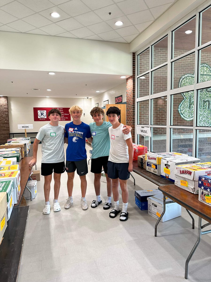 NewtownFootball's tweet photo. Hawks giving back! https://t.co/LZn6m97PYd