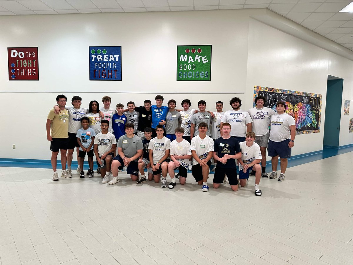 NewtownFootball's tweet photo. Hawks giving back! https://t.co/LZn6m97PYd