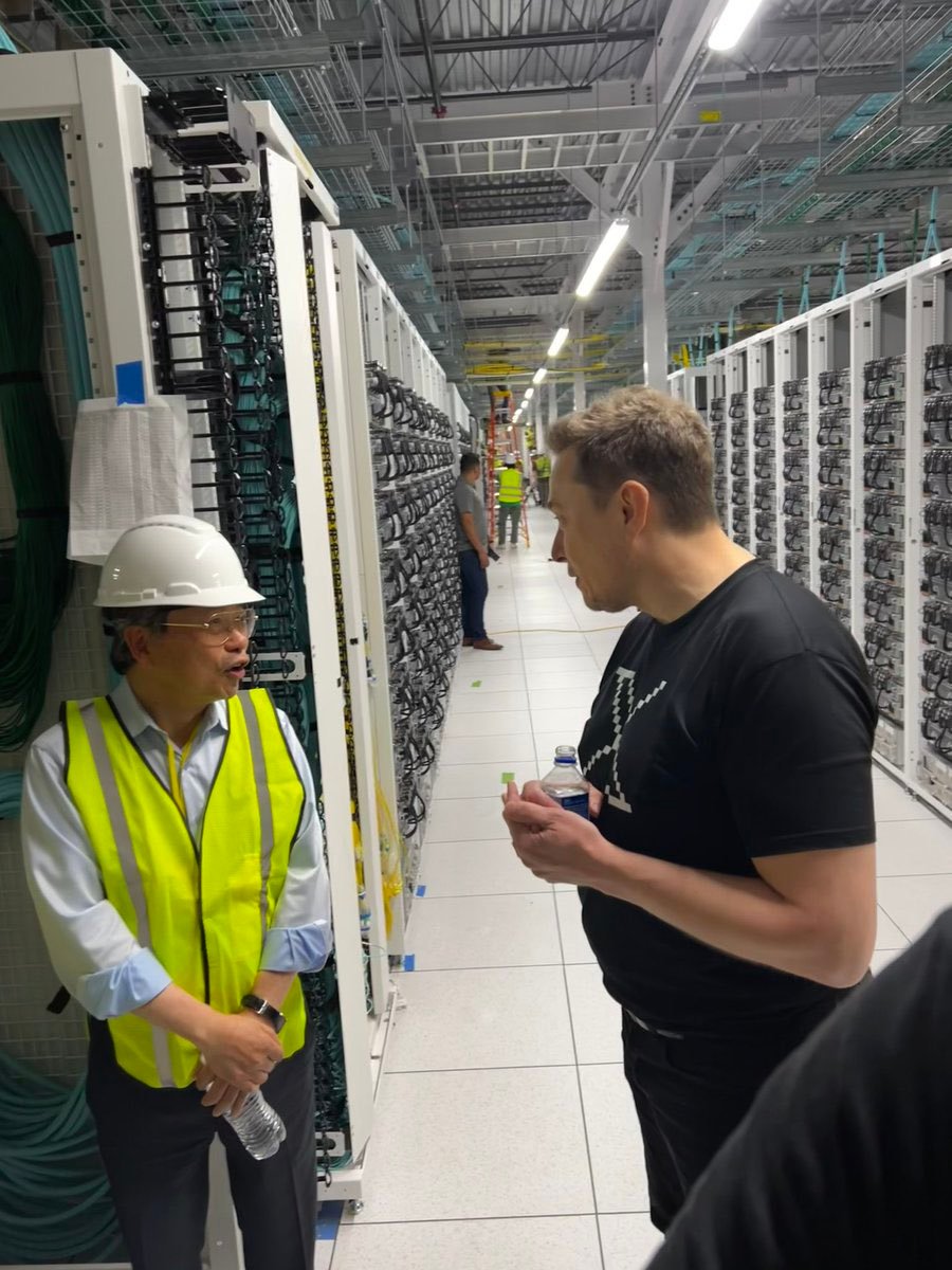 BillDiceOG's tweet photo. Elon: Take down the #Xbox servers!
#Memes #XboxServerDown #xboxoutage #Gaming https://t.co/55SsgjSzCL