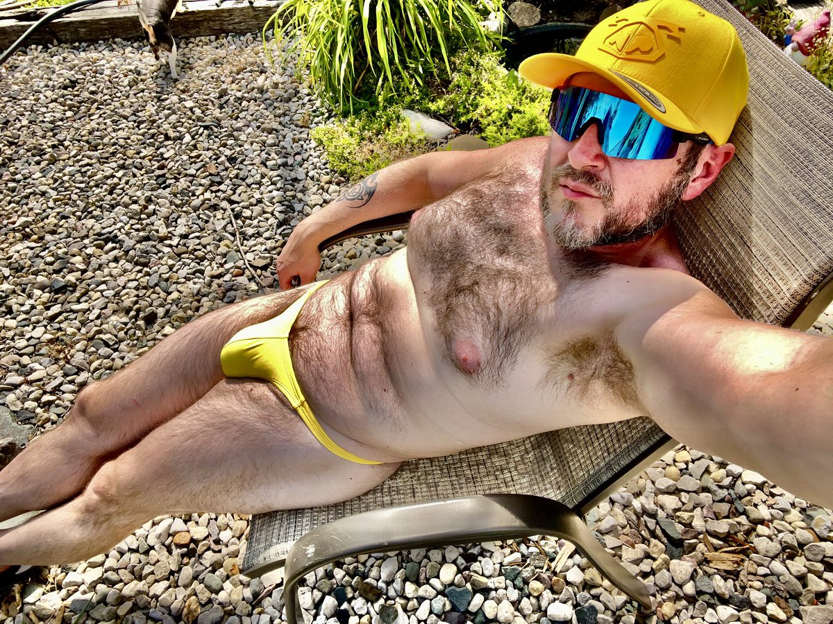 Daddy likes to get a little sun before he takes a dip in the pool ☀️☀️☀️

RT if you would cum be my poolboy #pooldaddy #packedpouch #gayscruff #gaysofsummer #skinnydip #xxxbeardaddy