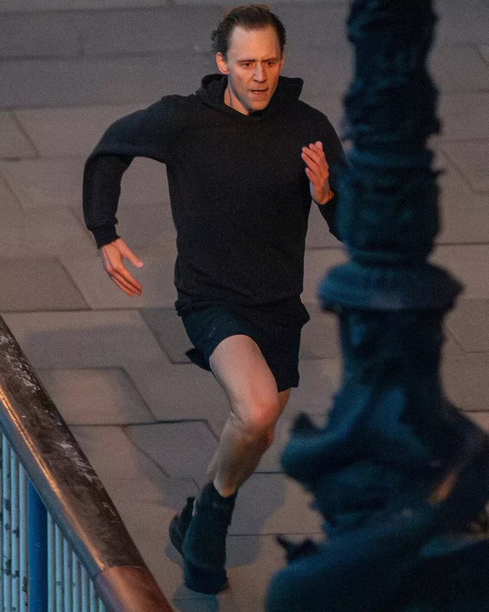 maryensenada's tweet image. #New 
Tom Hiddleston filmando en Southbank, la temporada 2 de "The Night Manager"

Aquí alcanzó una velocidad de 17 mph, unos 27 kmh 
Impresionante. 

2 de julio

📸 Torrilla (Weibo) 

#TomHiddleston
#JonathanPine #TheNightManager2
#Southbank
#Hiddlesfan #HiddlesArgentina🇦🇷