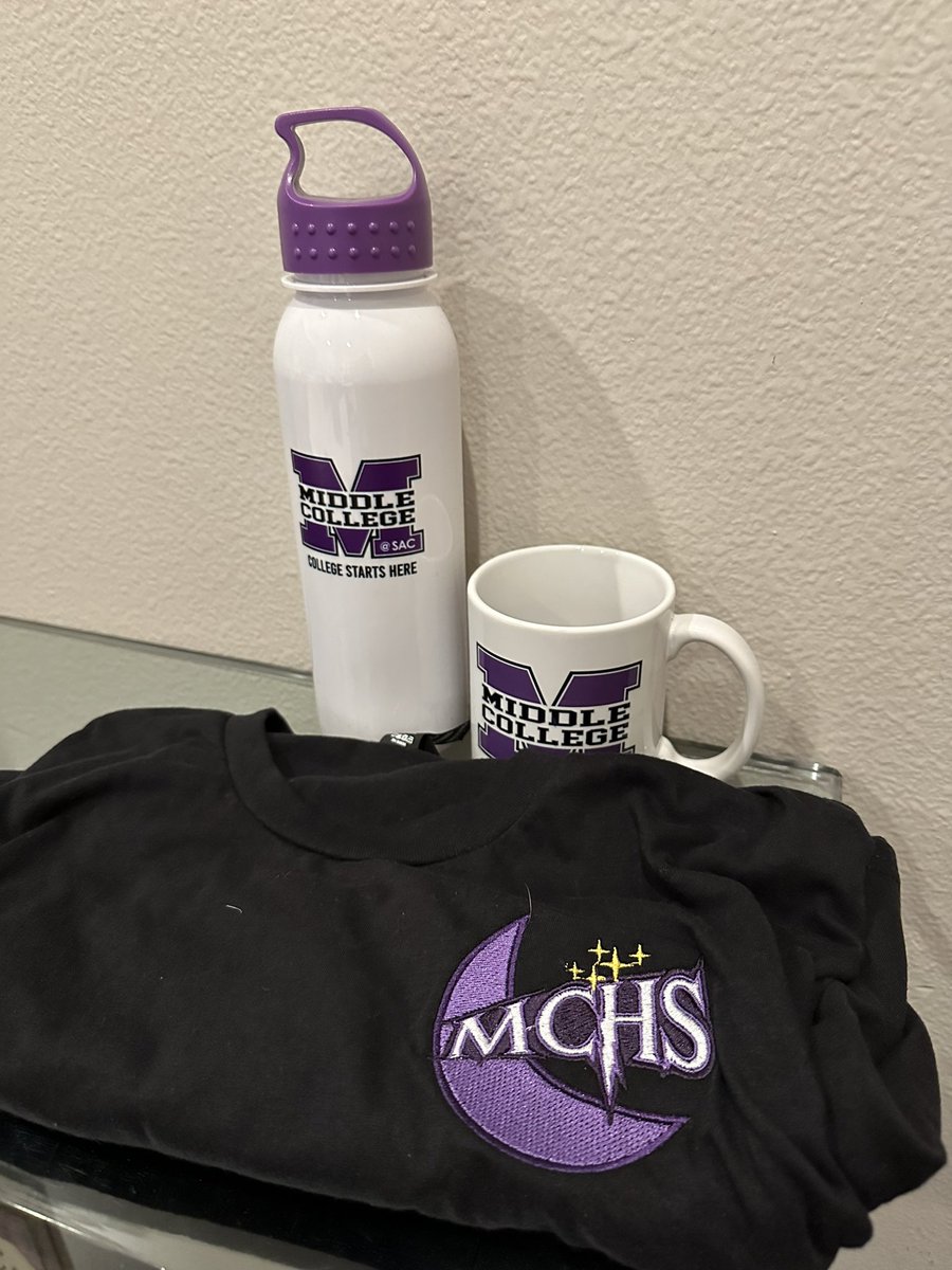 DrTerri25's tweet photo. A surprise gift! As the @HealthCareerCol faculty sponsor @MCHSWIZARDS for the last 4 yrs, it is great to see students considering medical careers! Thanks to @UCIrvineSurgery and @UCIMedSchool  and D4D for the support. Hope we can continue this program for years to come! https://t.co/dGJcP1waNq