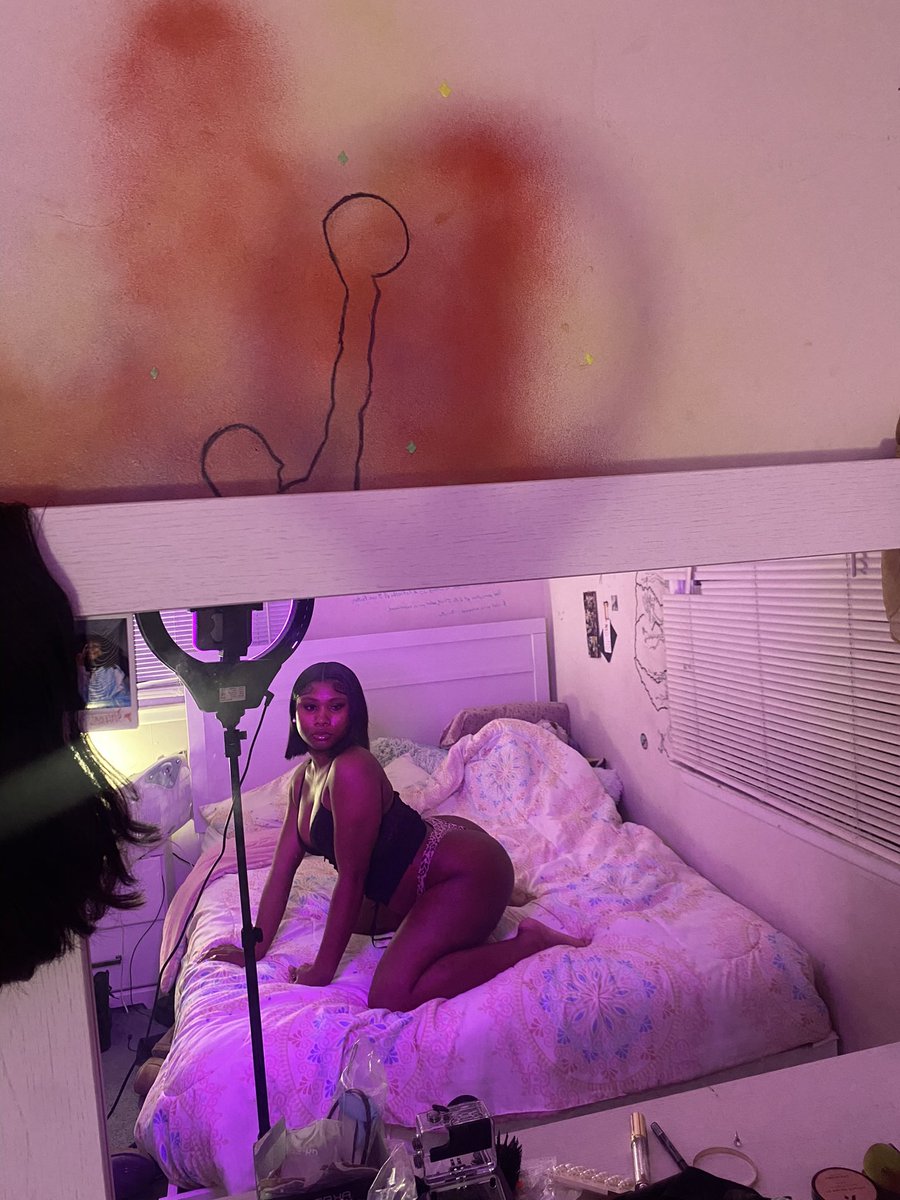 love__bugggZ's tweet photo. bedroom photo shoots 😍 >>>> https://t.co/PoKkWIN8I7