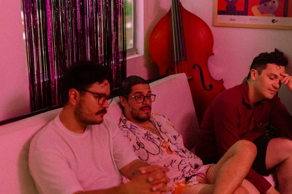 LosHotpants's tweet photo. "Ya me estoy tomando las artritabs para el 16 de julio, nos vemos para pasarla bombi". -Carlos Beltrán

Nos vemos este 16 para el lanzamiento del video de nuestro nuevo sencillo junto a @ultimosnietos 'Canción Genérica'.

#nuevolanzamiento #RockAlternativo https://t.co/5cfSZb3q4x