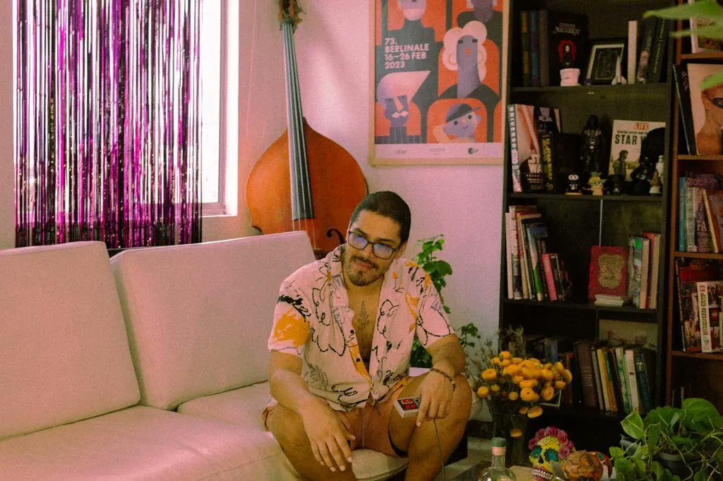 LosHotpants's tweet photo. "Ya me estoy tomando las artritabs para el 16 de julio, nos vemos para pasarla bombi". -Carlos Beltrán

Nos vemos este 16 para el lanzamiento del video de nuestro nuevo sencillo junto a @ultimosnietos 'Canción Genérica'.

#nuevolanzamiento #RockAlternativo https://t.co/5cfSZb3q4x