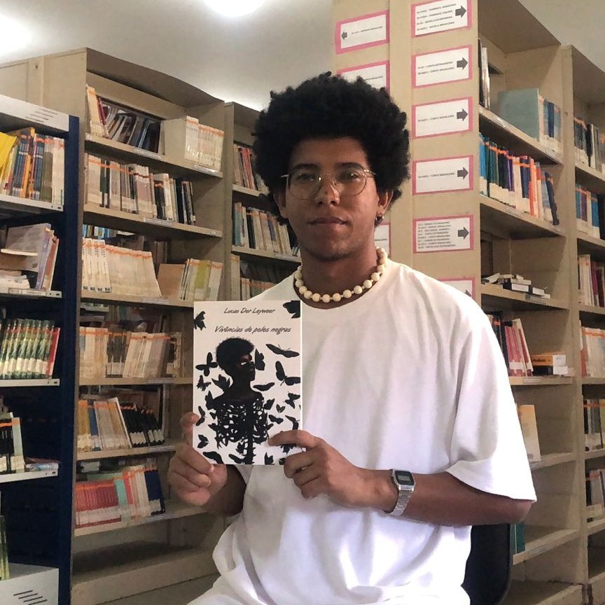 jornalnota's tweet photo. Que tal uma dica de livro pra comprar na Bienal do Livro de São Paulo? 📚❤️✊

Lucas Der Leyweer (@lucasderleyweer), autor rondoniense de “Vivências de peles negras” vai participar pela primeira vez da Bienal do Livro de São Paulo.

Um dos maiores festivais literários da América Latina, a Bienal do Livro de São Paulo, vai acontecer de 6 a 15 de setembro e reunirá autores e leitores, nacionais e internacionais. 

Dentre eles, estará Lucas Der Leyweer, 24 anos, autor independente, natural de Cacoal, em Rondônia, mas que vive em Natal (RN) desde 2020.

Com o livro “Vivências de peles negras”, o autor participará da Bienal SP pela primeira vez, tendo participado da edição do evento do Rio de Janeiro, onde também apresentou seu trabalho no ano passado.

Conheça o livro em nosso site:
https://t.co/p5lD3ZoL6K