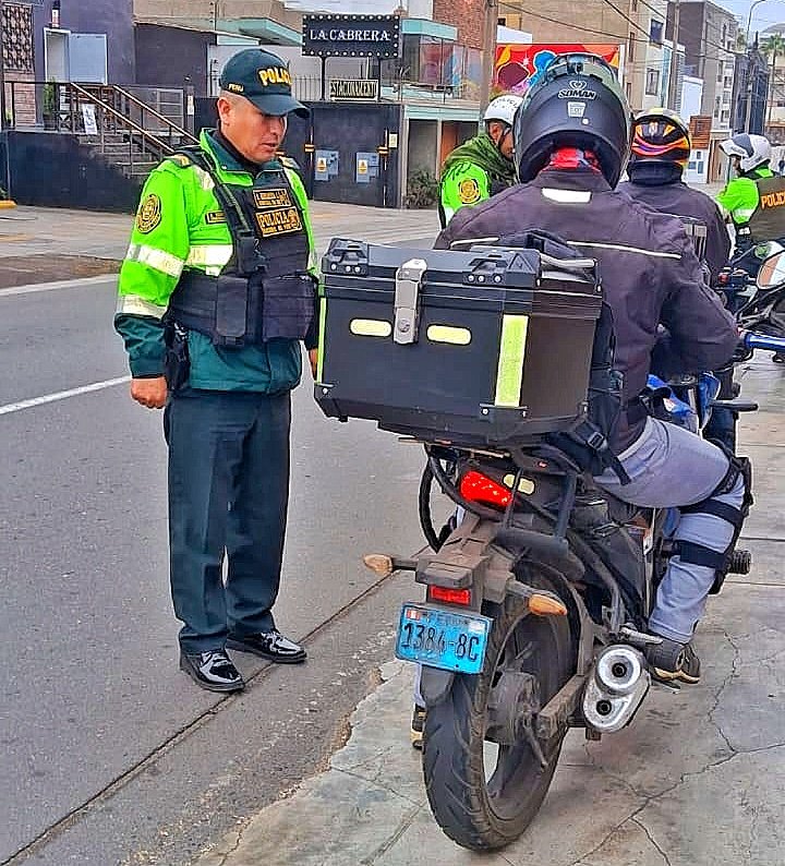 LimaRegion's tweet photo. #DivpolSur1 #CiaMonterrico Agentes policiales realizaron operativo de identificación de vehículos menores, interviniendo a deliverys con el fin de prevenir ilicitos penales en #Surco junto a su funcionarios locales apoyando la seguridad ciudadana
#SeguridadCiudadanaTareadeTodos https://t.co/PwheOMS6bu