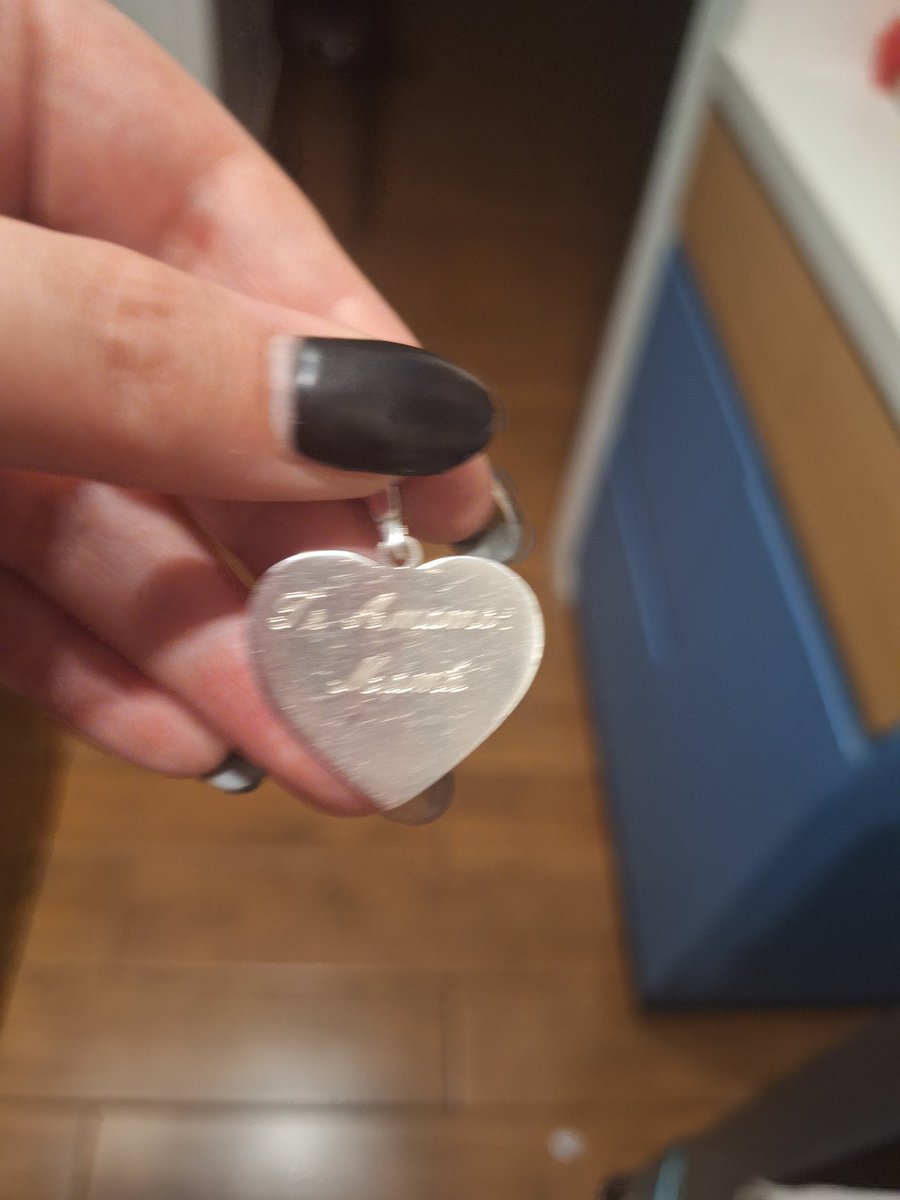 A la salida de Metro Colón encontré esta cadenita que me tinca que tiene valor sentimental 😭 apostaré al poder de internet para que llegue a su dueñ@ 🫰 me ayudas con un RT?