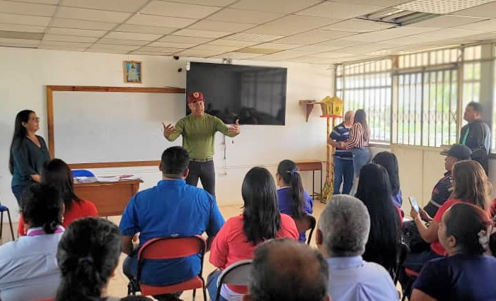 Este martes #2deJulio en la ciudad de El Tigre, sostuve reunión con las diferentes instituciones que hacen vida en el municipio Simón Rodríguez, evaluando las líneas estratégicas de trabajos y acción, para la mayor suma de respuesta al pueblo tigrense🤝 #28Julio #Venceremos 🚩🚩
