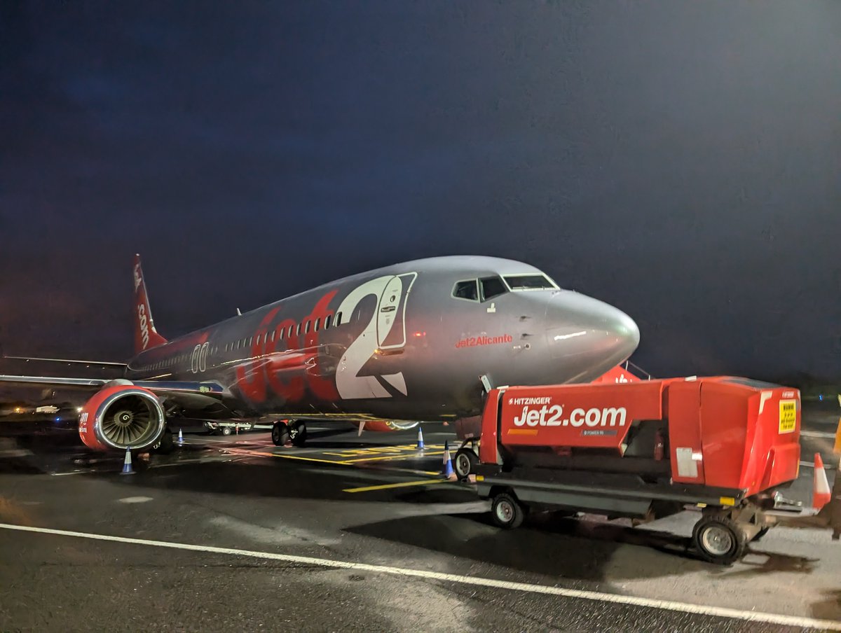 typhoon2017's tweet photo. @jet2tweets Newcastle airport 3am a sleeping 737-800 https://t.co/fz1DzOmdGq