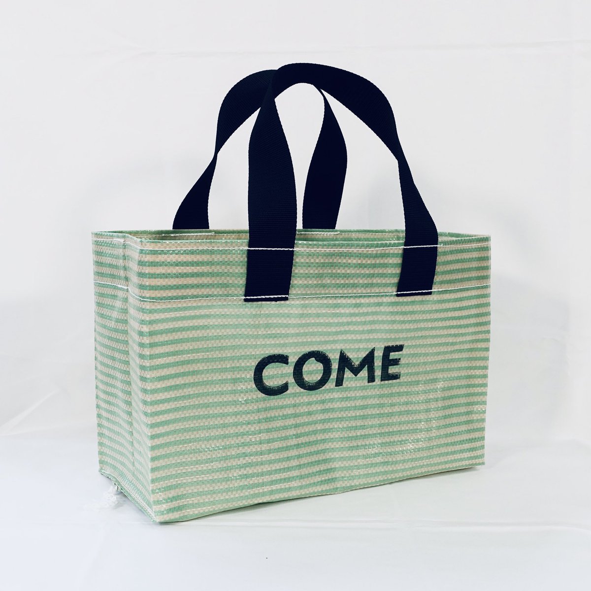 sasakiharuki's tweet photo. 【COME SACK】
新作のカムサックミニトートが人気です。30kg米樹脂袋を二重にし、軽さと丈夫さを兼ね備えたBAG。内ポケット付きでスマホなども収納に便利。日本唯一の米樹脂袋織り機の保存に繋がります。

【BAGサイズ】
縦：22cm
横（口）：33cm
マチ幅：15cm
手紐：38cm

https://t.co/fb2AWvxZD0 https://t.co/0l7ruxyZja