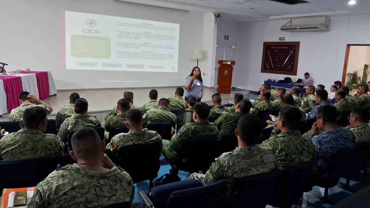 CICR_DRMX's tweet photo. 🔻 Como parte de nuestra acción humanitaria, difundimos los estándares internacionalmente reconocidos que rigen el #UsoDeLaFuerza.

En Chiapas impartimos un curso para oficiales de la @SEDENAmx de diferentes estados sobre el marco normativo que rige sus operaciones. https://t.co/GqcdyHY2bu