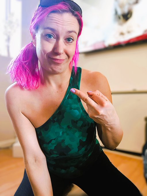 Alright - I need one more little loser to call and be ignored for 15 minutes.   Bask in my presence and<a href="/tag/workinggirl"class="tags"><span>#workinggirl</span></a><a href="/tag/paythembills"class="tags"><span>#paythembills</span></a>