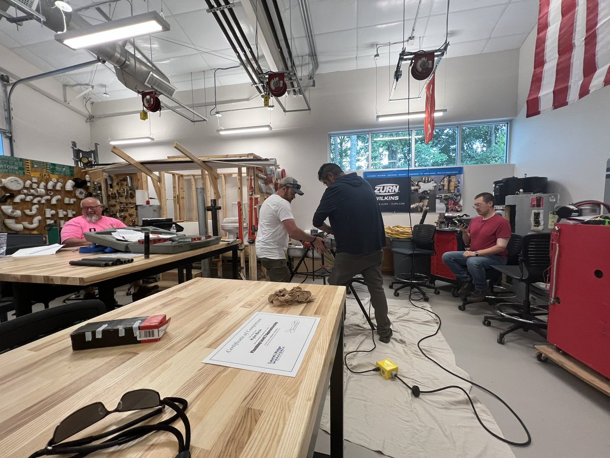 kylejamesbeck's tweet image. pipe threading at school
#education  #trades