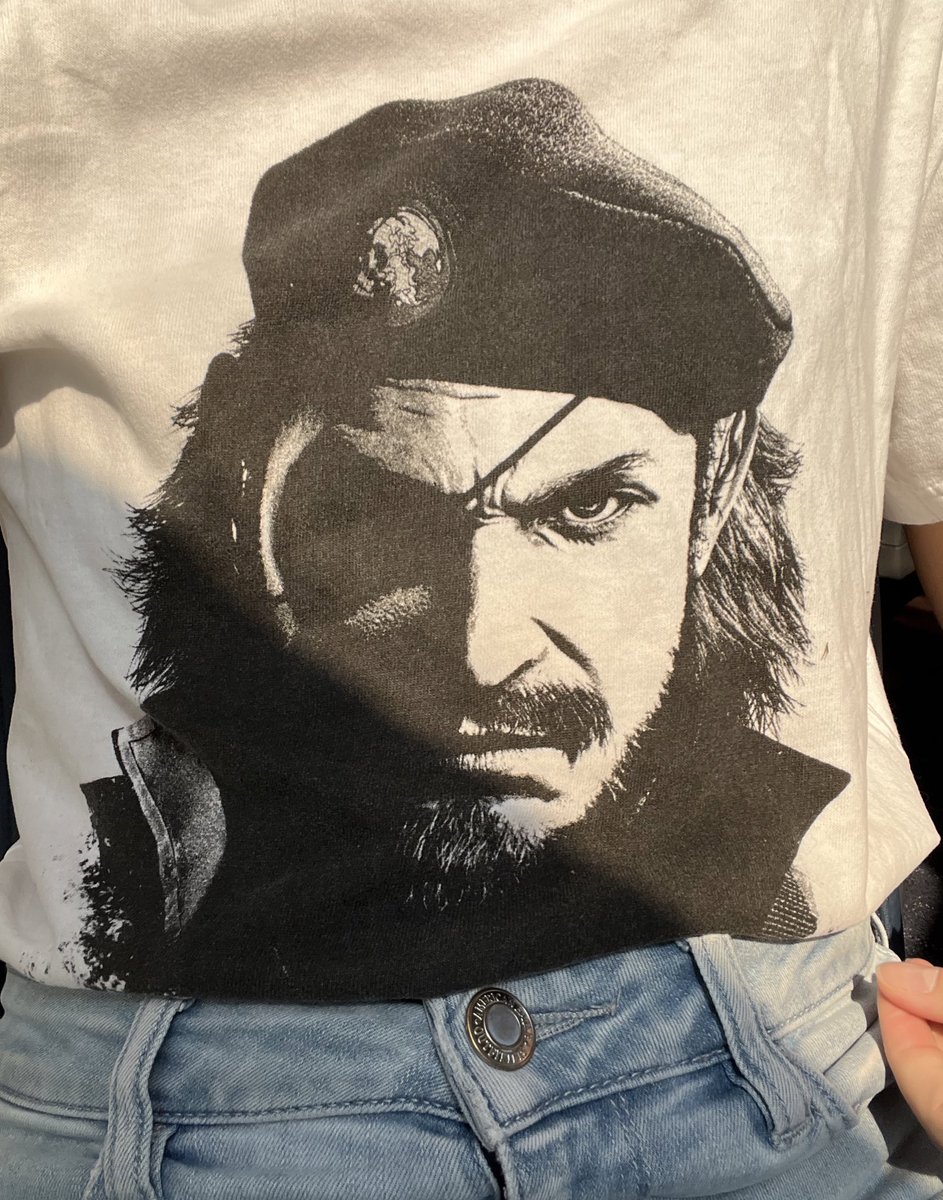 othatsraspberry's tweet photo. older gentleman on the train looked at my shirt and went “che guavara?” https://t.co/1Fl6PH1kpr
