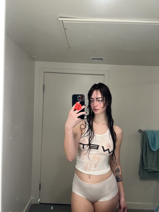 💦 https://t.co/W3FKXKAwEl