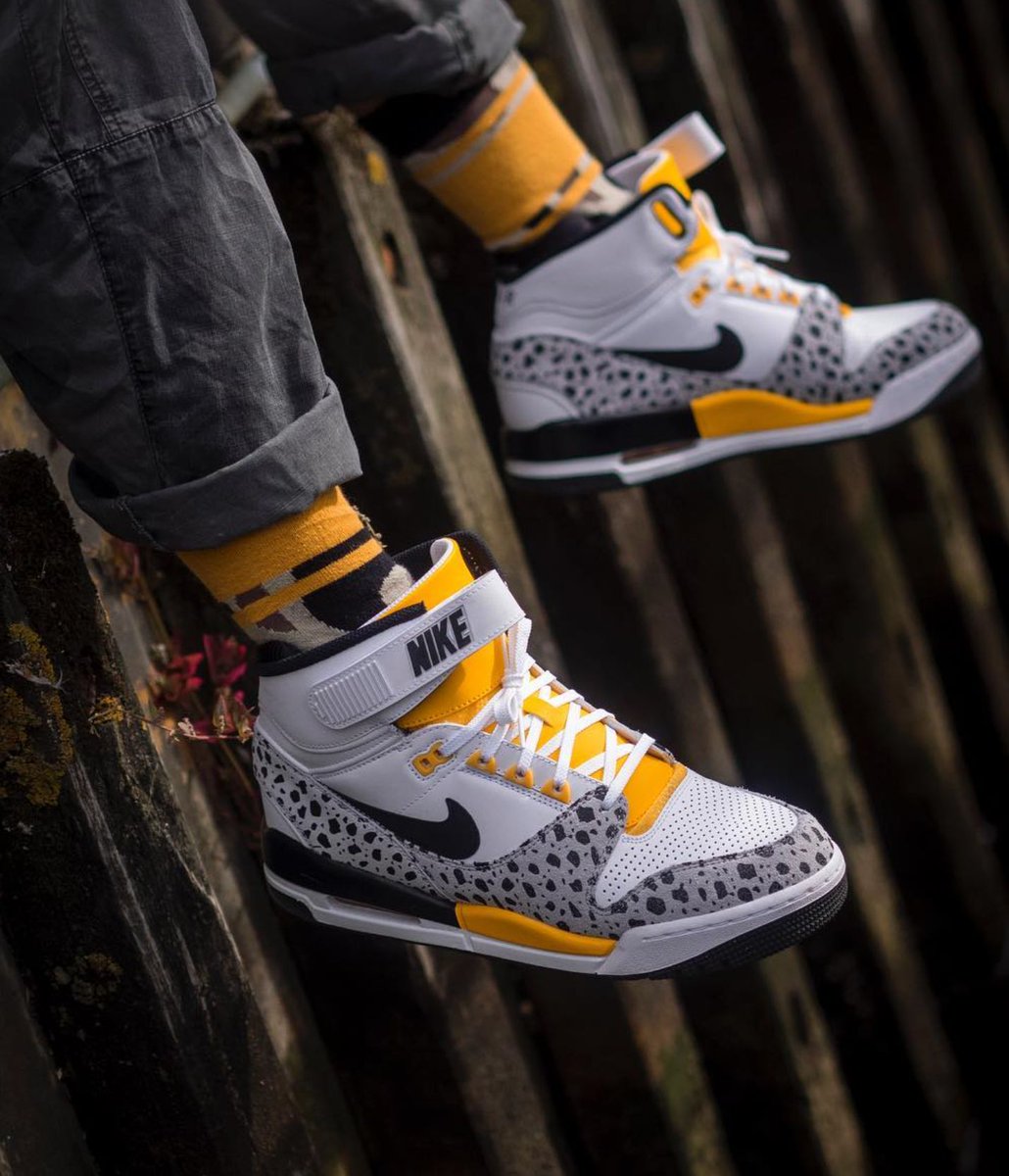 nike air revolution safari