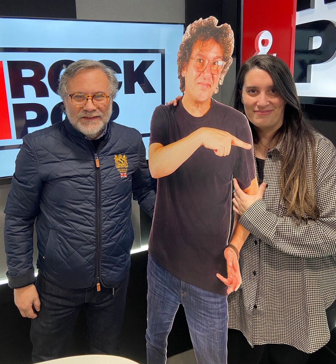 rockandpop's tweet photo. Estamos en el estudio de #UnPaísGeneroso con @Macahansen e @ivanguerrerom conversando con #AlbertoEscobar sobre el nuevo examen teórico de conducción 🚗 #Nexteo y de cómo manejamos los chilenos y chilena https://t.co/2OXfsdck5Y