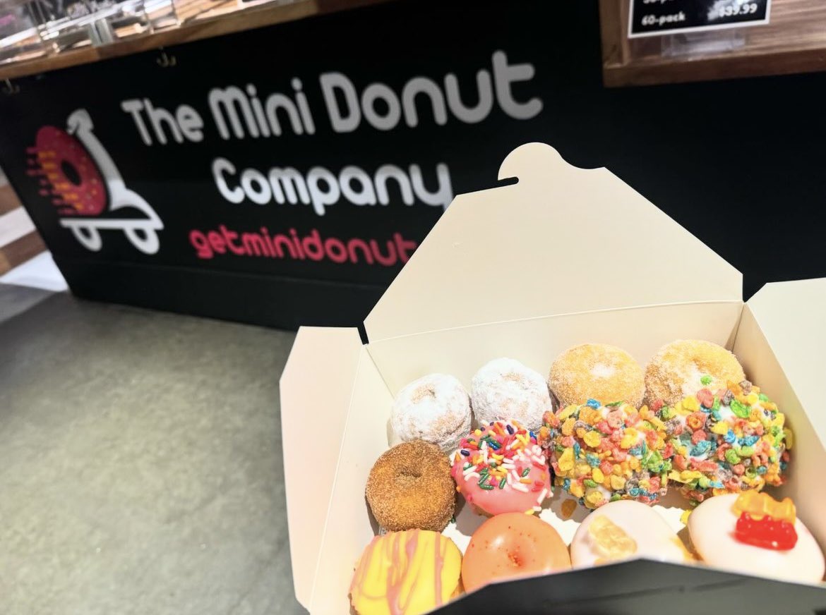 GetMiniDonuts's tweet image. Mini week for the holiday means a mini donuts stop 🍩🎇✨ #getminidonuts #fourthofjuly #shortweek