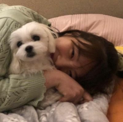 llegó mi momento favorito del día, ¡dormir! así que lo haré con mi queridísima bebé. Luna les dice buenas noches.