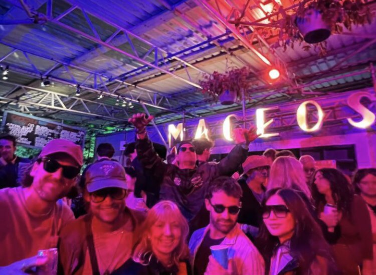 Douglas Booth, Christian Cooke e Gemma Chan com amigos no Glastonbury Festival 2024.

Christian Cooke | Instagram Stories