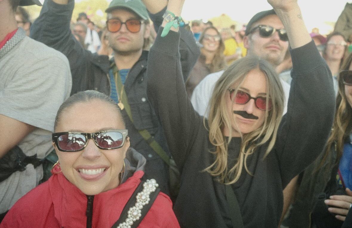 Douglas Booth com a Bel Powley e amigos no Glastonbury Festival 2024.

Alice Felgate | Instagram Stories