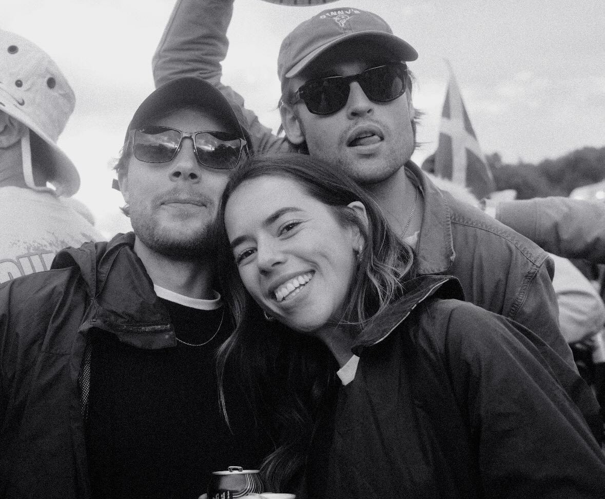 DougBoothBR's tweet photo. Douglas Booth com a Bel Powley e amigos no Glastonbury Festival 2024.

Alice Felgate | Instagram Stories https://t.co/xRJG3n6DPQ