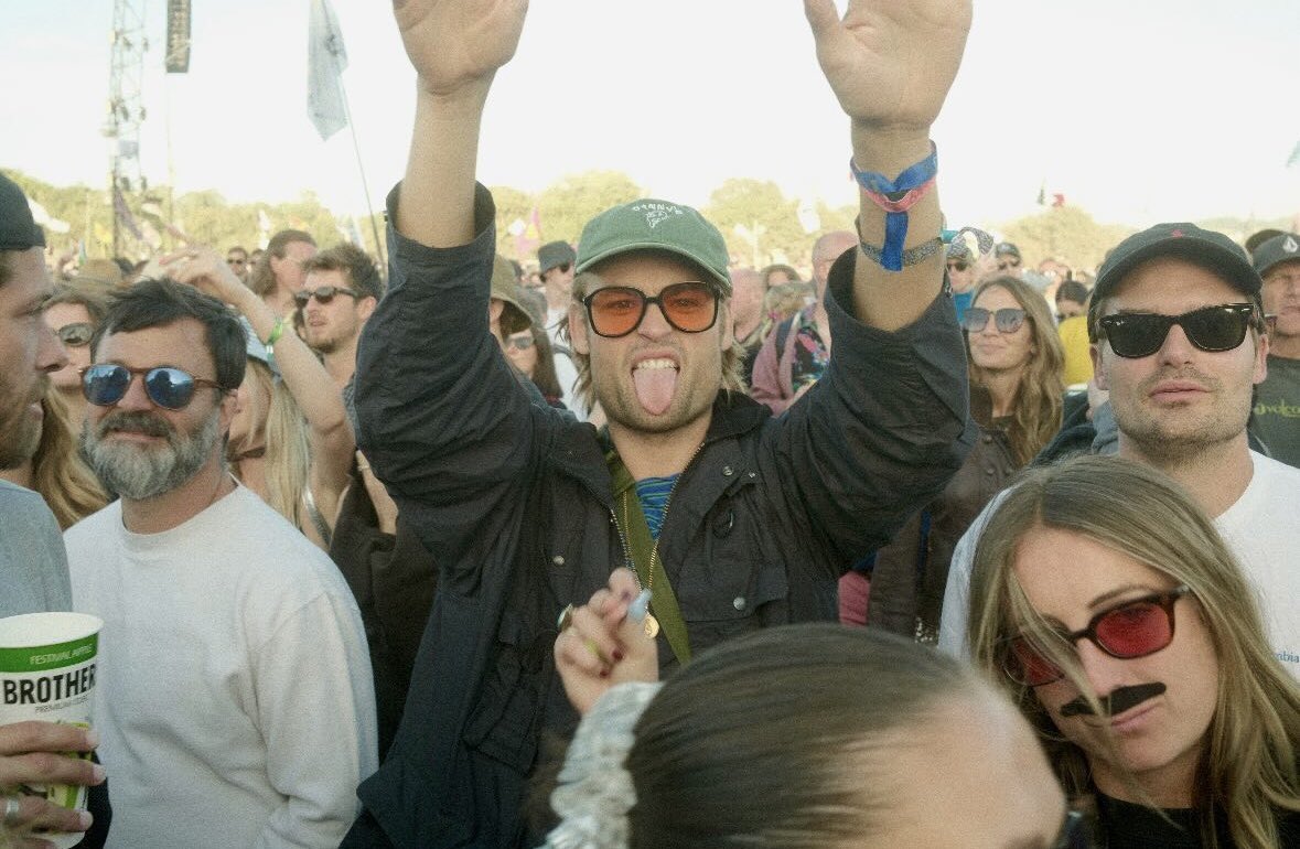DougBoothBR's tweet photo. Douglas Booth com a Bel Powley e amigos no Glastonbury Festival 2024.

Alice Felgate | Instagram Stories https://t.co/xRJG3n6DPQ