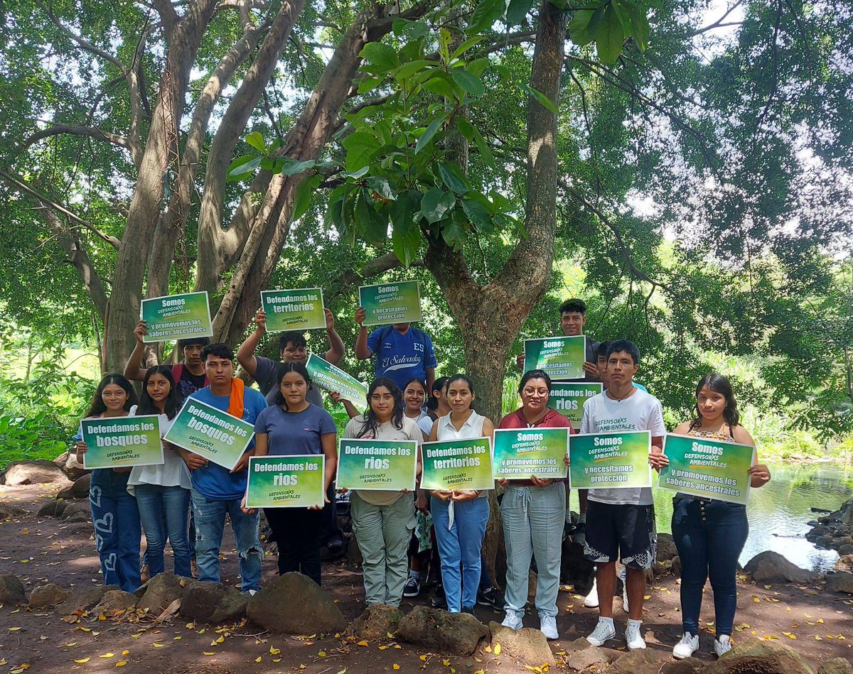 UNES_ElSalvador's tweet photo. 🌱 #DefensorxsAmbientales| 💦Las juventudes protegen el agua

📝En una reciente jornada, jóvenes de Ahuachapán y Sonsonate, visitaron el sitio conocido como “El pescadito de oro”, 💦fuente de agua que abastece a comunidades en Sonsonate y tiene un importante valor ancestral. ✊El afluente es defendido por las comunidades ante el interés de explotarlo por parte de industrias. 

🙌Las juventudes se articulan para proteger bienes comunes como el agua y la vida.💚 #ElAmbienteNosUne y tú, ¿te #UNES?