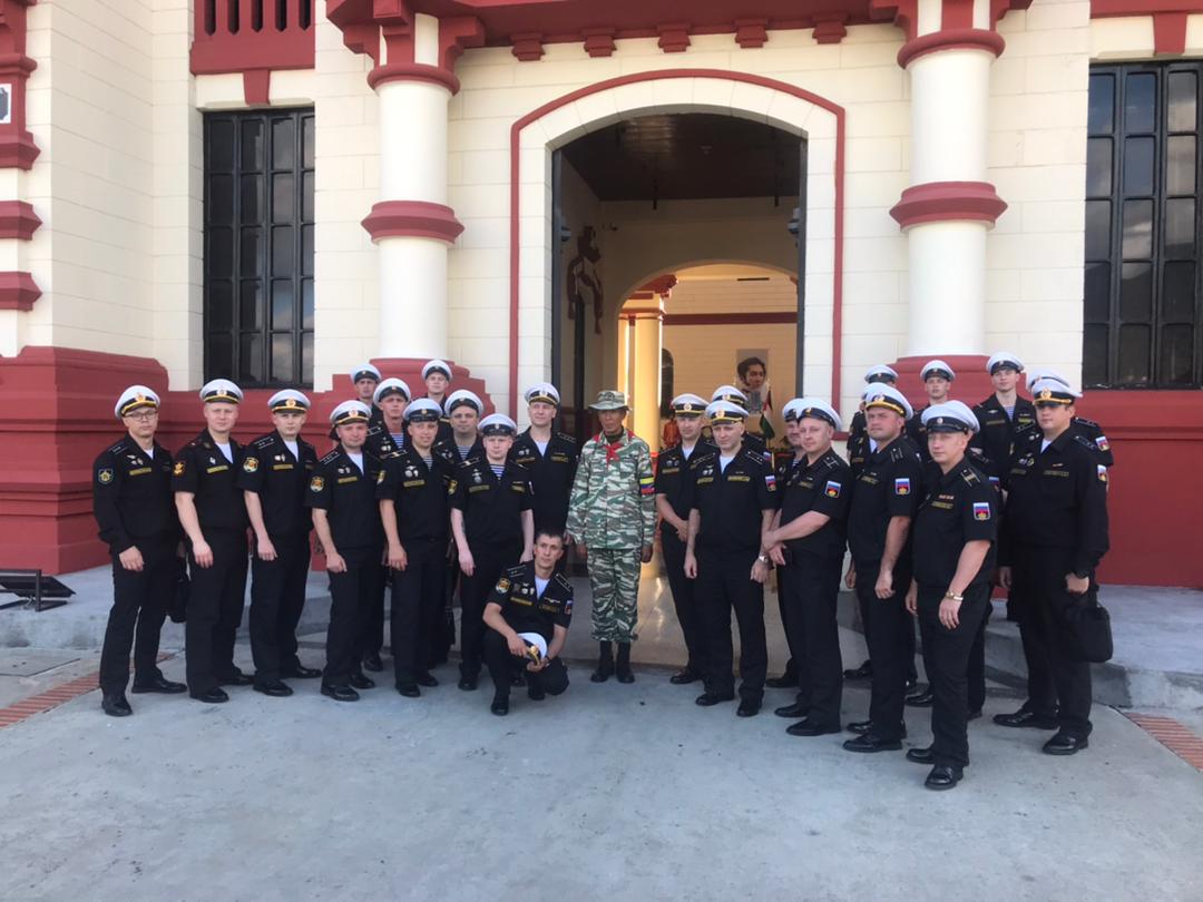 #2Julio || Tripulación de la  Flota Norte de la Federación de Rusia, integrada por la Fragata Almirante Gorshkov y el Buque Petrolero "Akademik Pashin" realizaron Ofrenda Floral en la plaza Bolívar - Chávez de La Guaira y visita al Cuartel 4F en la Ciudad de #CCS.
<a href="/NicolasMaduro/">Nicolás Maduro</a>
