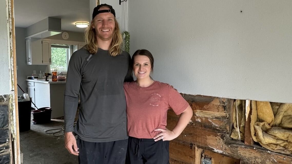Minnesota Vikings (@vikings) on Twitter photo .<a href="/AndrewVanGinkel/">Andrew Van Ginkel</a> and <a href="/Sam_VanGinkel/">Samantha Van Ginkel</a> are helping provide relief for their hometown of Rock Valley, Iowa after they and their community were impacted by devastating flooding.
📰: mnvkn.gs/45MB19X .<a href="/AndrewVanGinkel/">Andrew Van Ginkel</a> and <a href="/Sam_VanGinkel/">Samantha Van Ginkel</a> are helping provide relief for their hometown of Rock Valley, Iowa after they and their community were impacted by devastating flooding.
📰: mnvkn.gs/45MB19X