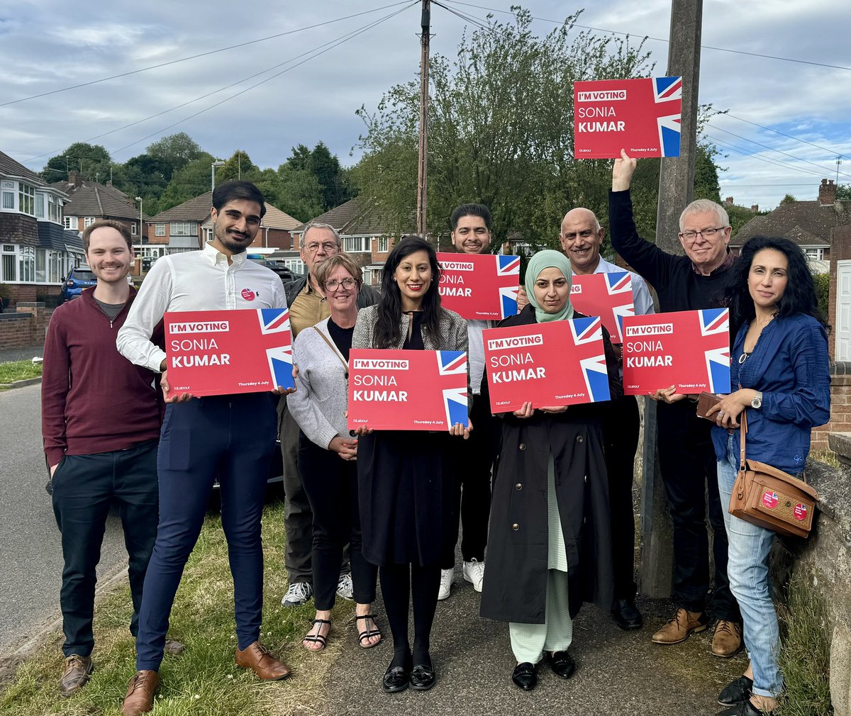 Great campaign session supporting @_SoniaKumar to get rid of Marco Longhi from Dudley. Thanks to @LabourBryn <a href="/cathrynbayton1/">Cathryn Bayton</a> Cllr Adeela Qayyum and friends for helping out. <a href="/UKLabour/">The Labour Party</a> <a href="/WMLabour/">West Midlands Labour</a> @pounehahari <a href="/KarlDenning/">Cllr Karl Denning</a> <a href="/DudleyCllrJudy/">Judy Foster</a>