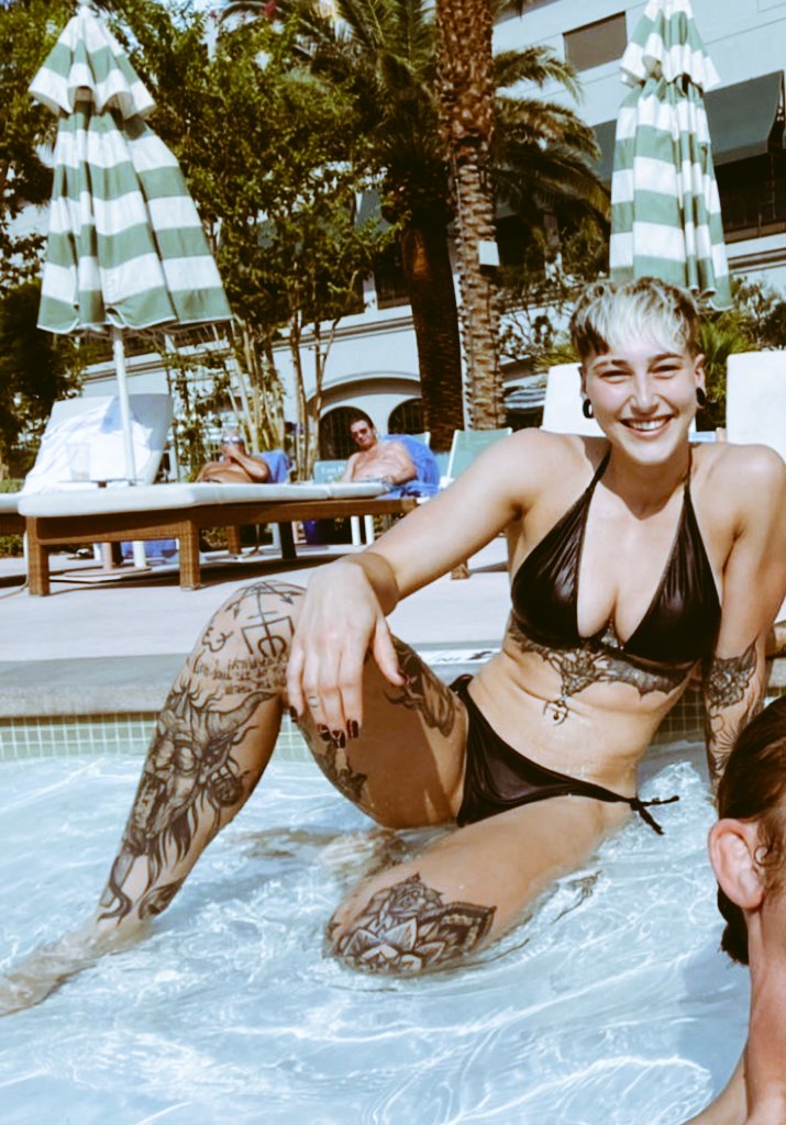 ℓα∂у αят тнє ¢ℓσωη tweet media