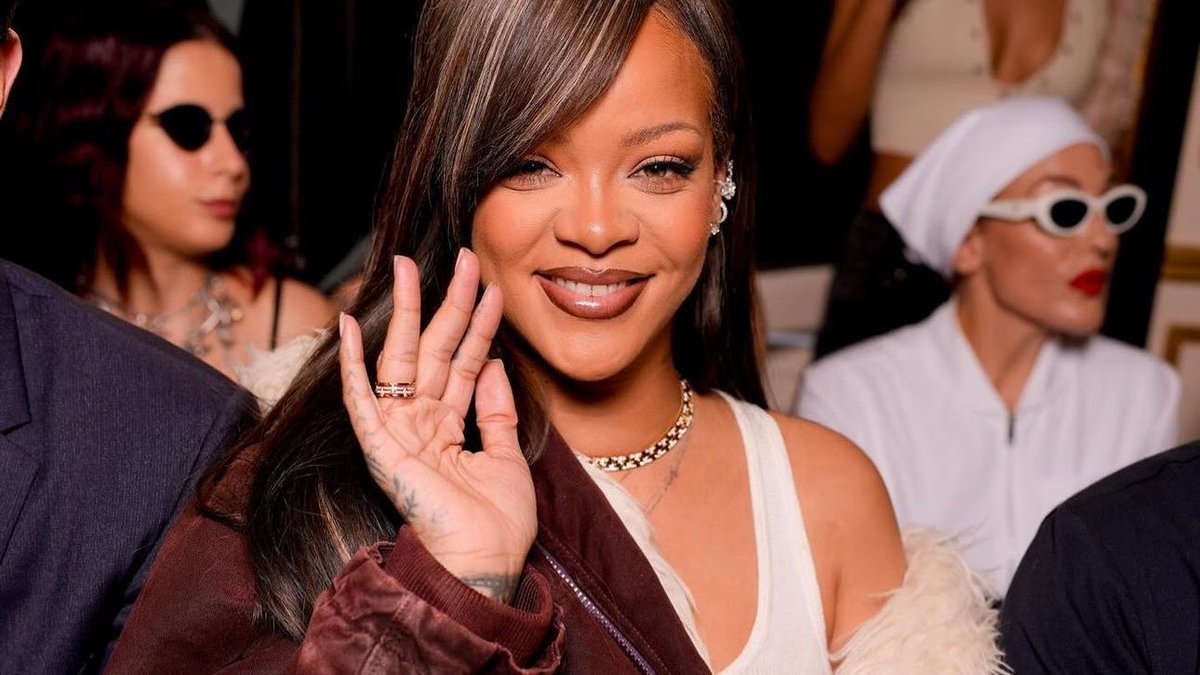 Kurrco's tweet photo. Rihanna's DM to GloRilla 😭

"I know dis wild hypocritical, but when the album drop? 🥴"