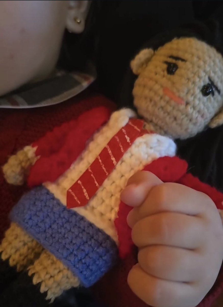 centralmaitebr's tweet image. — A mãozinha, o brinco, ela segurando a bonequinha da mamãe 🥺🥺🥺

Lía, nós te amamos! 💜