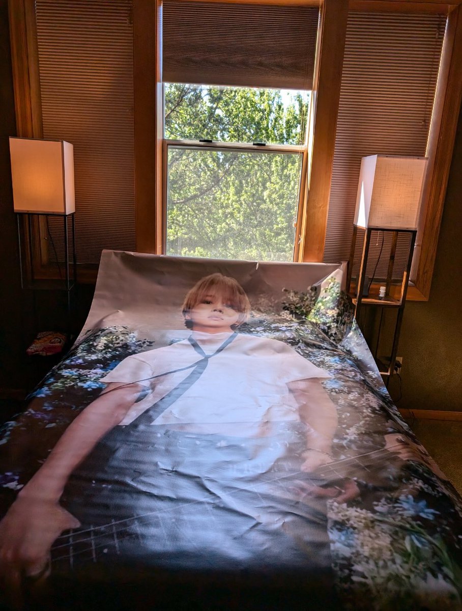 JIMERICA's tweet photo. I ordered a 3ft x 5ft, not a 6ft x 10ft. It's so big that it covers my entire bed. How am I supposed to hang it over my bed now? The thing is so friggin' heavy my brand new thumbtacks aren't gonna work! 😑 I want to look at him while I'm having sex. I mean study https://t.co/WLQAxP54e4