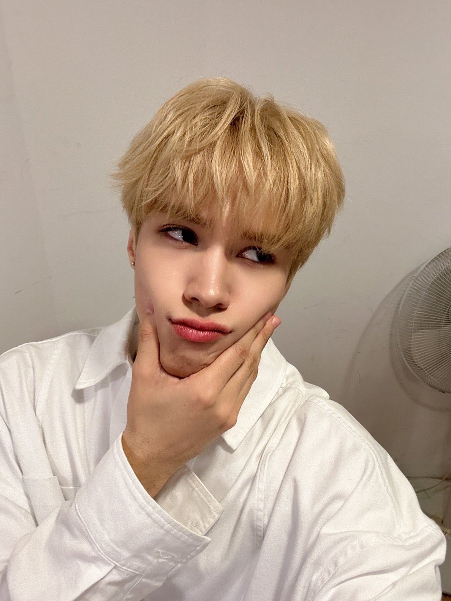 BDU4official's tweet photo. [📷]

해피 수요일~!! ⛅️ 쀼들 오늘도 즐거운 하루 보내세요! ✨

#BDU #비디유 #JAYCHANG #제이창 #ジェイチャン https://t.co/Grm8MfJsyD