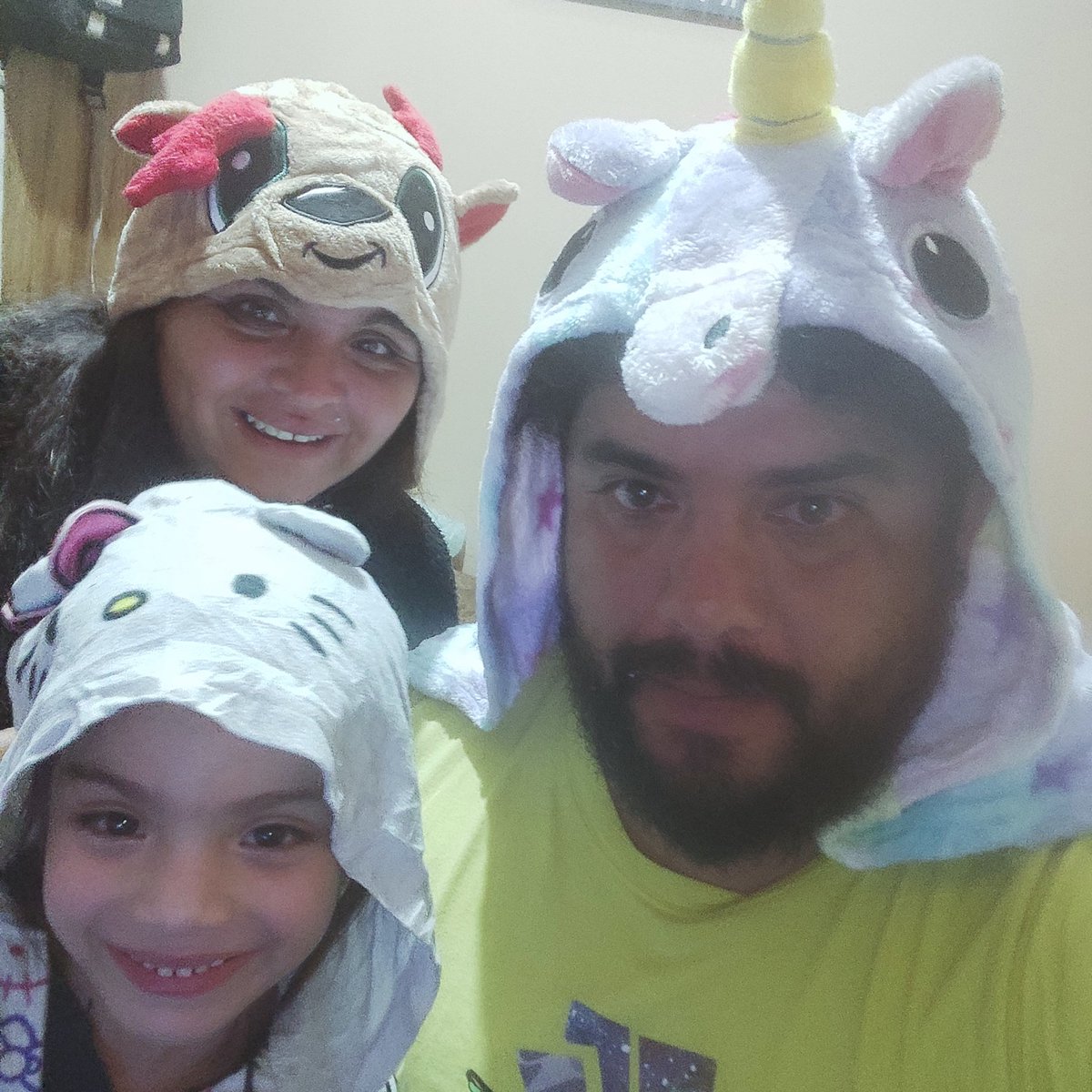 Felomeno007's tweet photo. Felices los tres y q wea https://t.co/wRbmAIvgnR