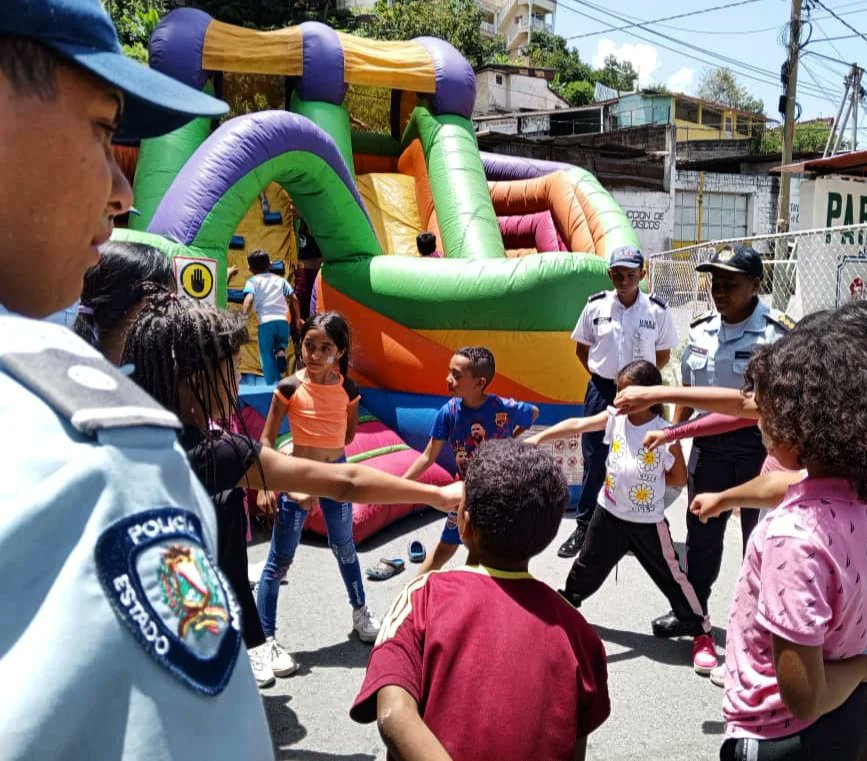 PoliciaMiranda1's tweet photo. #EsNoticia// La Policía de Miranda junto a instituciones de seguridad y prevención, ofrecieron atención integral a 200 vecinos de Puerto Escondido de La Matica, en Los Teques, como parte de las líneas estratégicas de trabajo del presidente Nicolás Maduro. 

📍Lee en la Bio! https://t.co/ZCa9ed3L9m