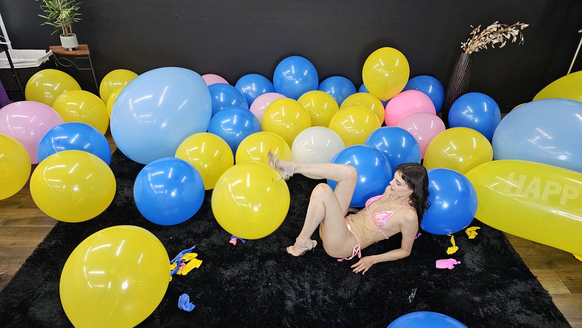 So excited to have the fun and sexy Angel W
@theangelwindell
in studio to experience #BalloonFetish for the first time!! She's a natural!! #Balloons #Looners
clips4sale.com/studio/27080/2…