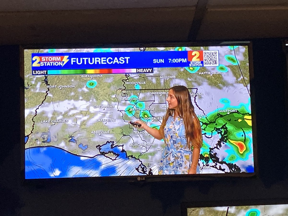 chloerobbinswx's tweet image. Getting practice on the green screen, as an intern! Thank you @WBRZweather !!!

#broadcastmeteorology 
#atmosphericscience 
#meteorology